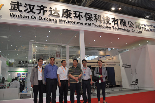 齐达康压缩机展会现场与客户亲切合影